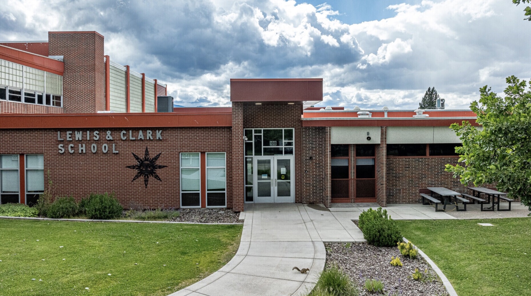 The front entrance of Lewis & Clark School